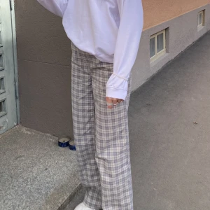 Rutiga byxor - Säljer dessa rutiga byxor, knappt använda från ASOS tall 180 för referens