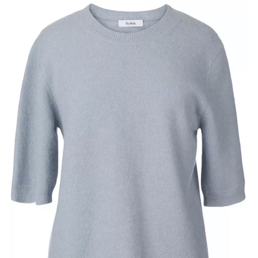 Soft goat liknande tröja!🫶🏼 Den är ljusblå men av någon anledning ser den grå ut på bilderna. Nypris 1849 kr. Stickat.
