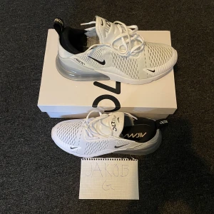 Nike 270 - Nike 270!   Strl: 43, passar 42,5,  Skick: 9/10, använd 1 gång,  Nypris: 1849kr,  Mitt pris: 799kr + frakt