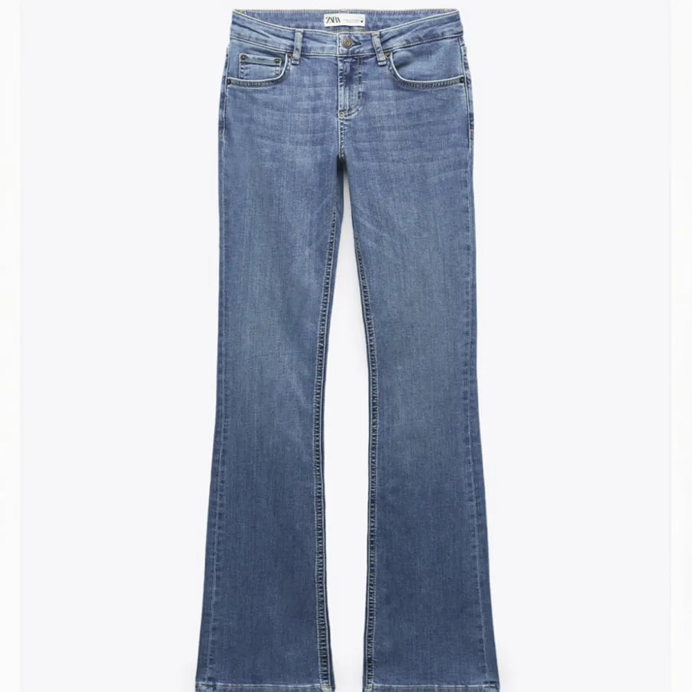 Aldrig använda jeans med lappen kvar. De är även slut i lager i butik. . Jeans & Byxor.