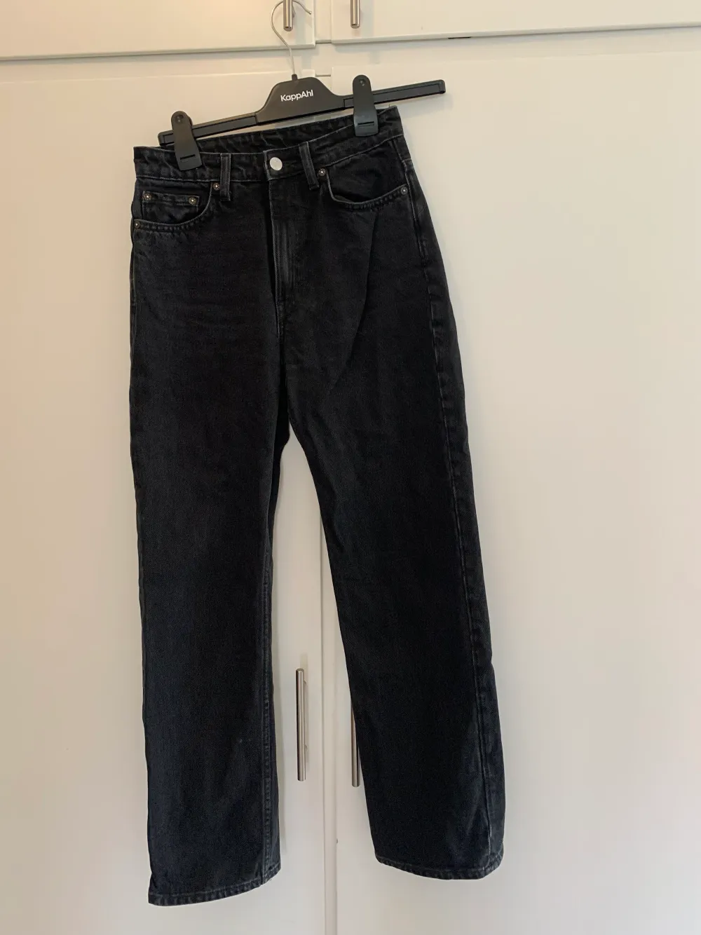 Svarta jeans i fint skick modell high straight . Jeans & Byxor.