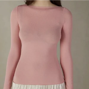 Slutsåld Intimissimi tröja - Säljer denna då jag har en likadan! Superfin till linnebyxor elr lågmidjade jeans <3