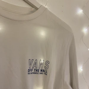 Vans sweatshirt  - Säljer nu en Vans sweatshirt med fint tryck på ryggen och i bra skick.🩵 70kr + frakt (kan diskuteras)✨