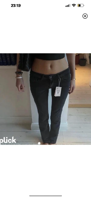 Zalando - Säljer mina Lowwaist jeans köpta från Zalando. Passar inte mig längre så har tyvärr ingen bild hur dom sitter på💕skriv privat för fler frågor
