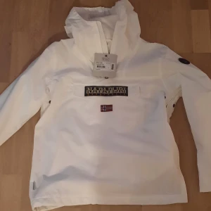 En helt ny napapijri jacka - En helt ny napapijri regnjacka storlek 16 year