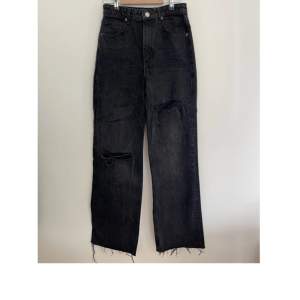 Full lenght jeans från zara i en svart, ”stone washed”-färg i storlek 38. Sparsamt använda. 
