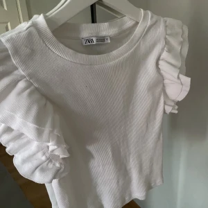 Volangtopp Zara - Säljer dessa två ursnygga volangtoppar från zara båda storlek S. Köp 1 för 80 eller två för 140 kr💗 kontakta mig vid frågor och pris kan diskuteras💕