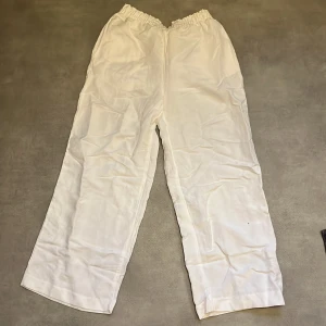 Linnebyxor - Helt nya linnebyxor. Lappen är fortfarande kvar men kan inte lämna tillbaka dem pga att det gått för lång tid. 