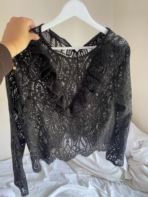 Zara topp - Snygg spets topp från zara, använd max 3 gånger. Köpt för ca 300 (Frakten är 74 kr spårbar)