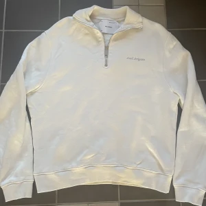 Axel arigato  - Säljer min Axel arigato Halfzip som är i 9/10 skick. Nästan aldrig använd pga förliten. Storlek M. Priset kan diskuteras.