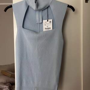 säljer denna helt oanvända tröjan med prislappen kvar från zara då jag aldrig fått användning för den🩷 tryck gärna på köp nu