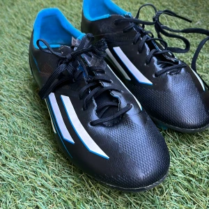 Adidas fotbollsskor  - Schysst skick