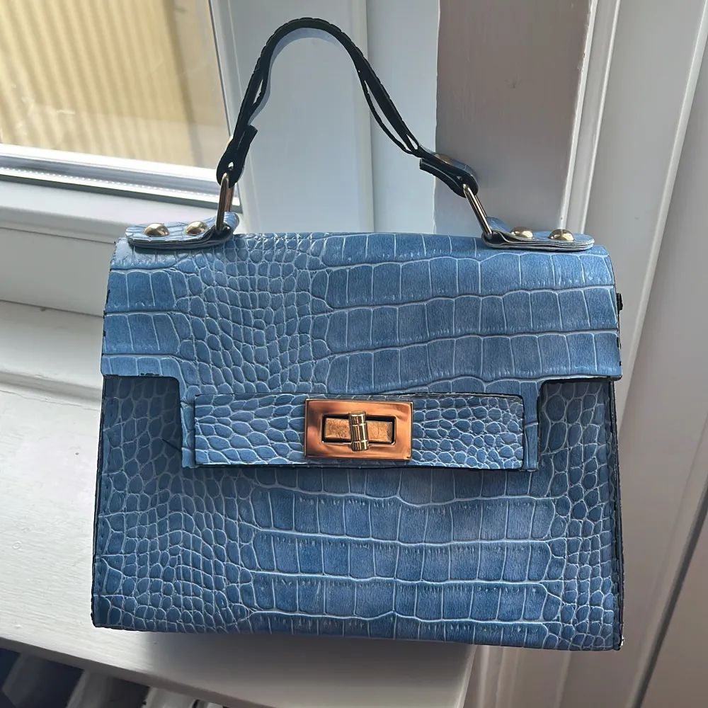 Väldigt fin handväska i babyblå färg. . Väskor.