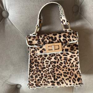 En super snygg liten leopard handväska. 