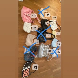 Massor av billiga väskor!🌸(45kr+frakt) - UTFÖRSÄLJNING,  då jag ska flytta vill jag medt bli av med alla. Ingen väska är trasig, de flesta är helt rena, om inte tvättas den självklart  Skriv siffran på väskan du är intresserad av så får du mått, fler bilder o info⭐️. 