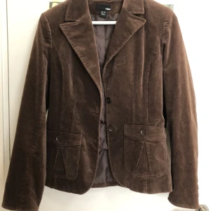 Manchesterkavaj - Köpt second hand men är från en tidig h&m kollektion. Superfint skick! Tyvärr för liten på mig.. 