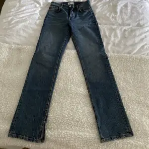 Superfina jeans från zara, säljer pga jag tycker de är lite för korta för mig. De har en slits längst ner och är midwaist.