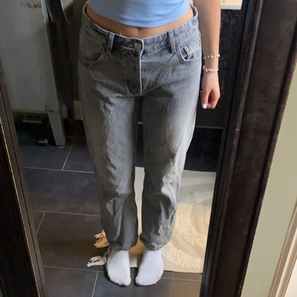 Säljer dessa jättefina gråa jeans från Zara pga att de blivit för korta på mig som är 168 ish. Storlek 36💕. Jeans & Byxor.