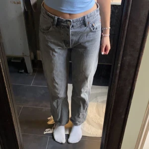 Grå Jeans  - Säljer dessa jättefina gråa jeans från Zara pga att de blivit för korta på mig som är 168 ish. Storlek 36💕