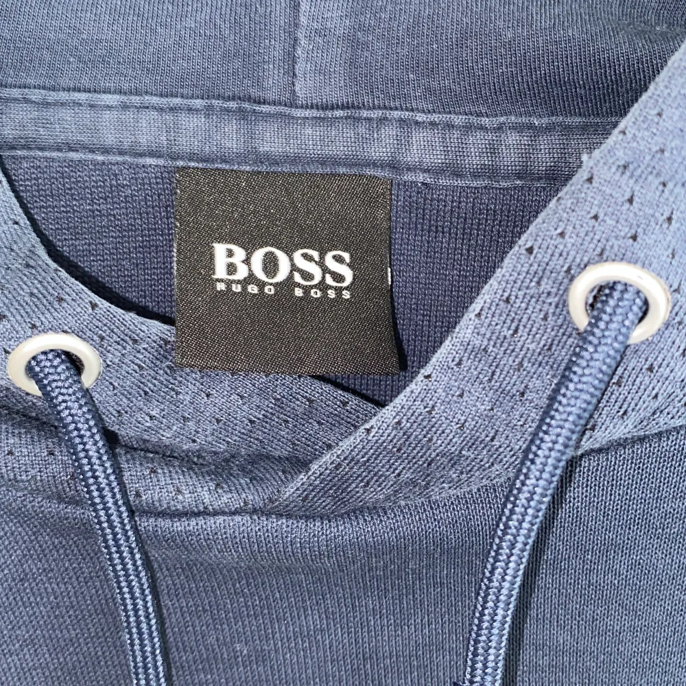 Hugo Boss hoodie storlek L men passar även M. Mörkblå/Navy blue med vit text. Gott skick, endast nåt år gammal och den är knappt använd.  Beställt på CareOfCarl för ca 1600kr. Hoodies.