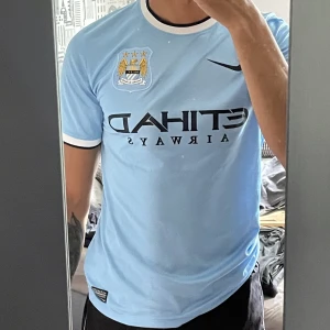 Man. City 13/14 tröja - Manchester City tröja i storlek S från 2013/14 säsongen. Utan tryck.