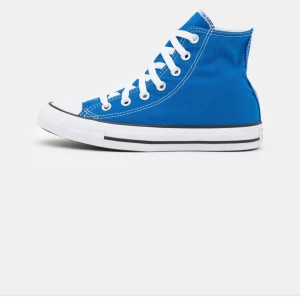 Blåa Converse - Säljer mina blåa converse då dom ej kommer till använding. Köpta för ca 900 på Zalando, men är använda en del så därav billigt pris. Skriv för egna bilder!
