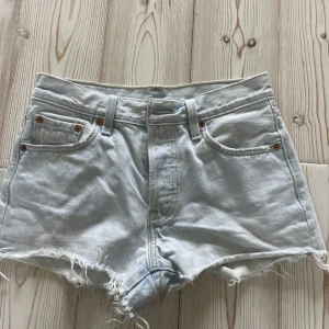 Jeans shorts - Midwaist ljusblå jeans shorts från Levis! Säljer då dom är lite för små på mig som har storlek 36💗