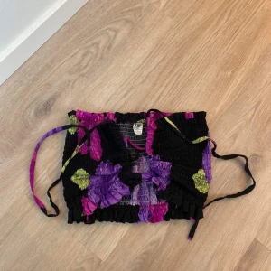 Tubtopp med smock  - Jätte somrig top i fint skick. Står ingen storlek men uppskattas till xs-m. Är väldigt strechig. 💗Pris är diskuterbart vid snabb affär!😊Köparen står för frakt 🚚 