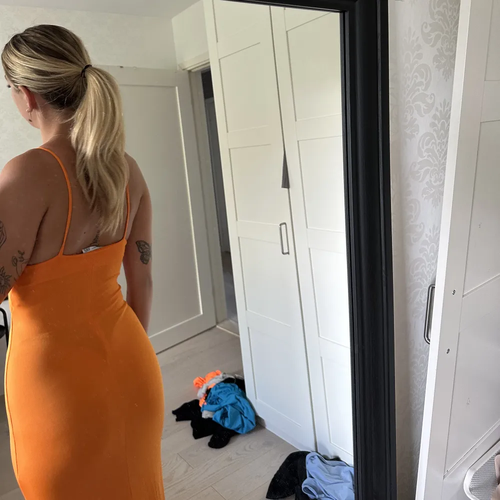 Säljer min fina orange klänning från Zara pågrund av att den har blivit liten. Den är lite längre. . Klänningar.