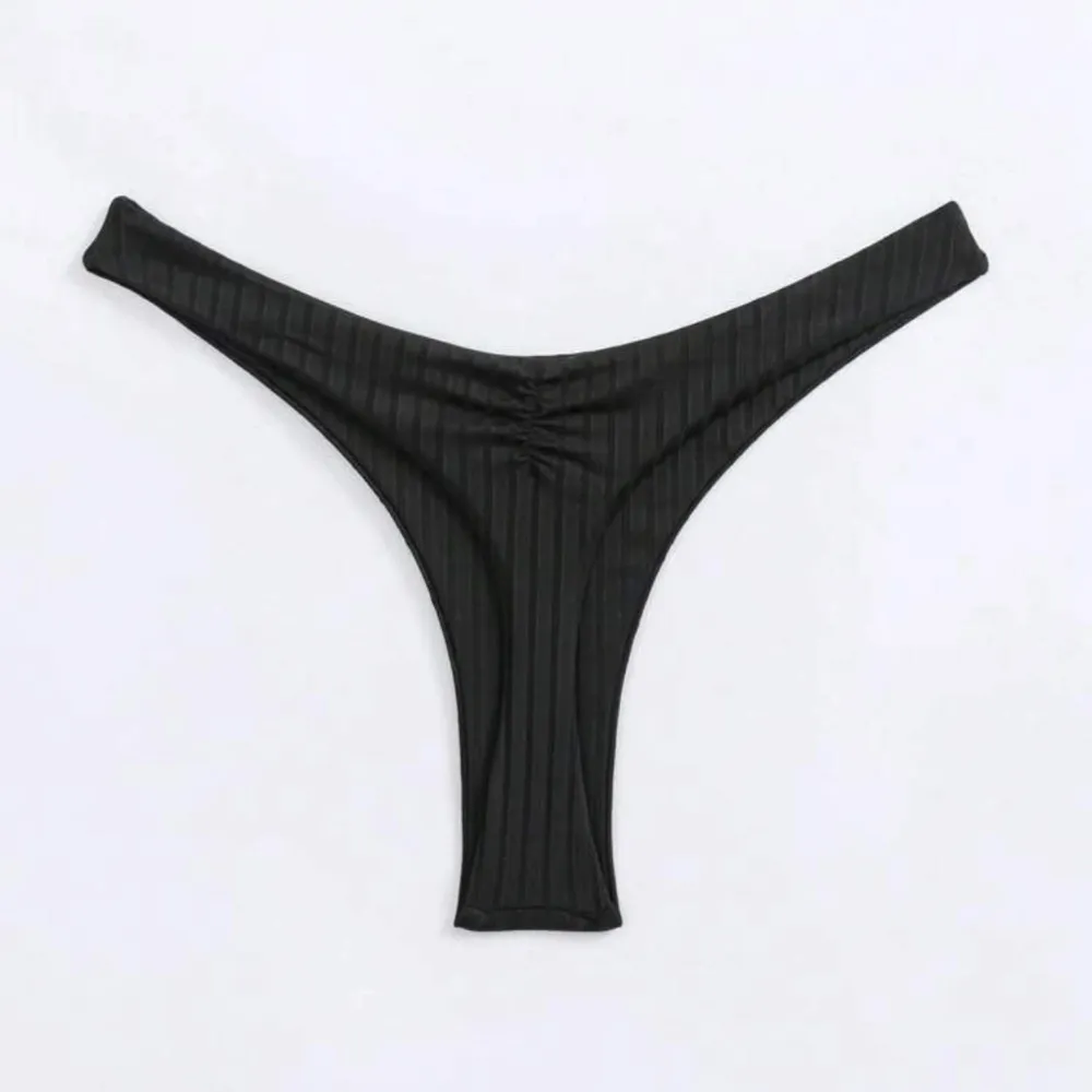 En svart bikiniunderdel från shein i storlek S. Aldrig använd 🩷lånade bilder från hemsidan!. Övrigt.
