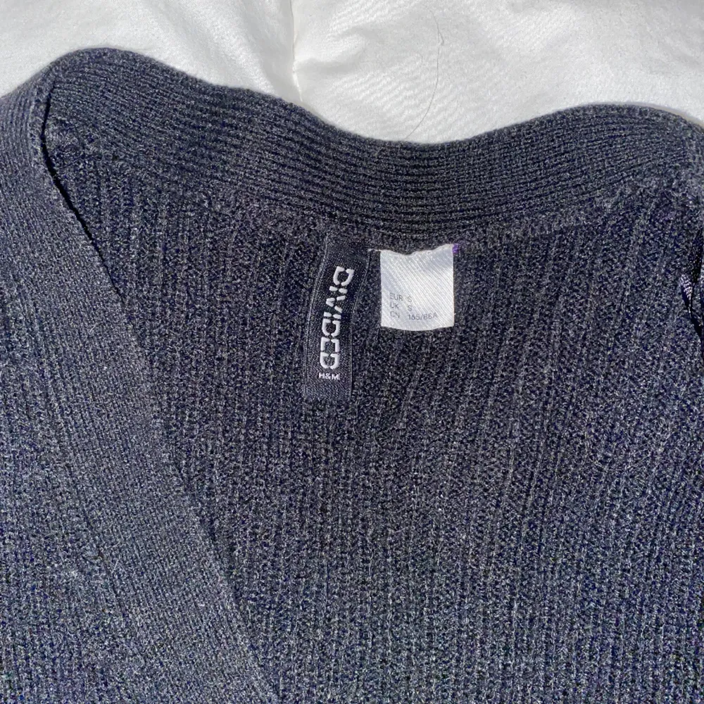 Svart stickad tröja med knappar, används ej längre💓. Tröjor & Koftor.