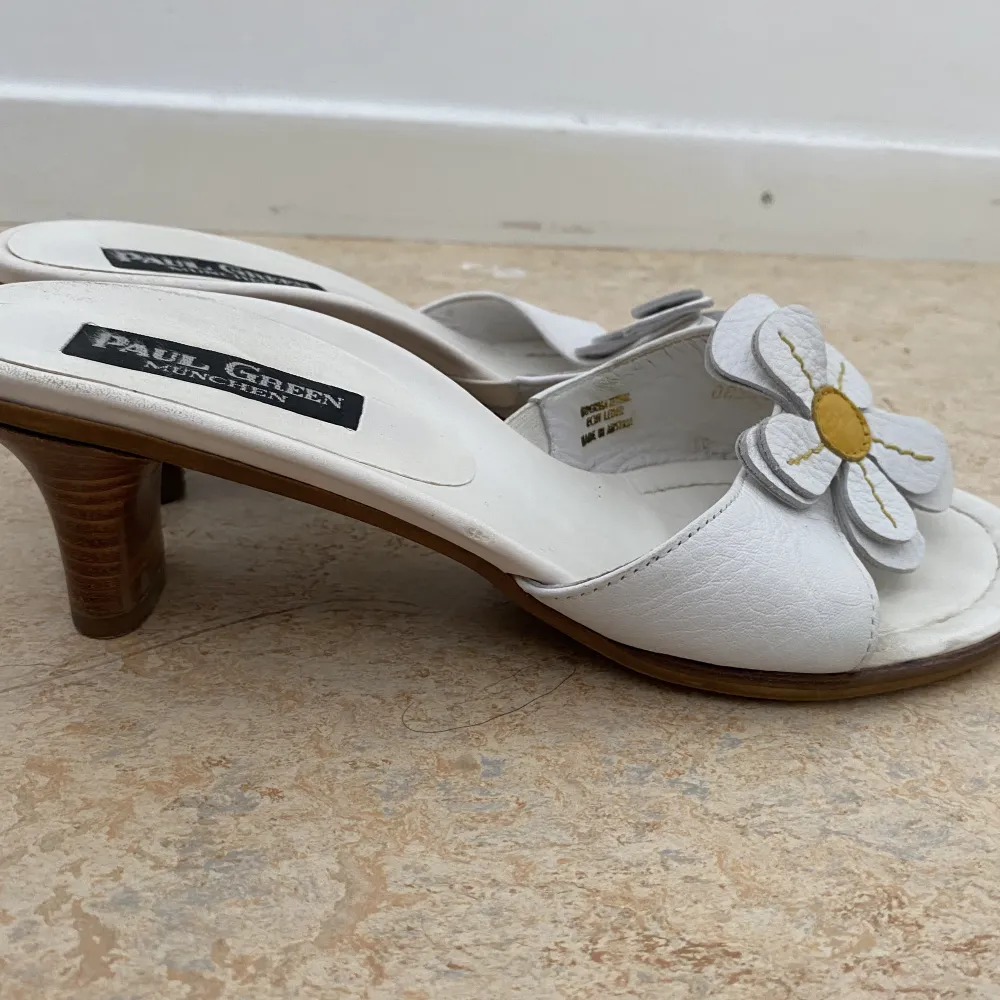 Jag säljer dehär jättegulliga sandaler med blommor.Jag har använt de ett par gånger.💗strl:40. Skor.