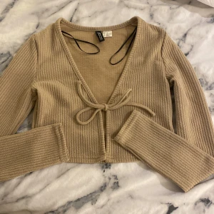 Blus - Aldrig använd! Säljer då den inte var i min smak. 