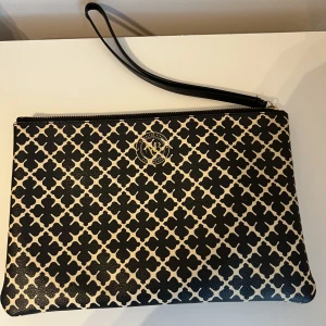 malene birger kuvertväska - Malene Birger kuvertväska. Sparsamt använd. Som ny.  25 x 18 x 2 cm Pris kan diskuteras vid snabb affär. 🩷  Endast Swish. 