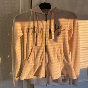 Två odd Molly tröjor  - Säljer två odd Molly tröjor då jag inte använder de och tar då bara plats i garderoben. Säljer en för 200kr ( kan gå ner i pris om någon vill köpa) och säljer båda för 350kr