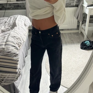 Svart gina jeans - Dessa svart jeans, de är under naveln på mig och sitter ner till hälarna på mig som är 161 cm lång. Säljer för de inte kommer till användning! Köptes för 599 från gina tricot förra året. Pris kan diskuteras 
