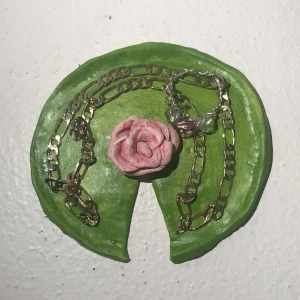 Smyckeshållare - Säljer denna handgjorda smyckeshållare i form av en näckros som jag själv har gjort💕