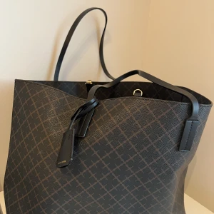 malene birger väska - Malene Birger väska köpt 2022. Kvitto finns säkert att hitta om det önskas. Sparsamt använd. Liten vit repa på sidan fram men inget som syns eller stör. Bredd: 57 cm, Höjd: 33,5 cm, Djup: 16,5 cm. Pris kan diskuteras vid snabb affär. 🩷 Endast Swish. 