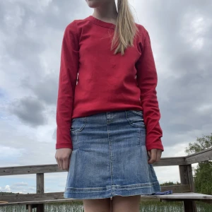 Röd tröja - Säljer en jätteskön röd tröja från VERO MODA. Storleken är xl men passar som oversized annars. 