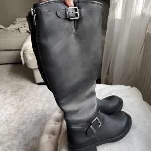 Stövlar i nyskick  - Knappt använda. 