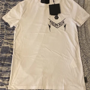 Philipp Plein t-shirt - Skitfin Philipp Plein T-shirt som jag säljer då jag rensar garderoben, helt ny och äkta och har prislappen kvar på T-shirten, storlek L, vanligt pris 3200 pris kan diskuteras 