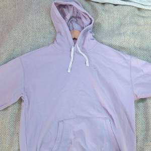 Ljusrosa Hollister hoodie med liten logga på höger bröst (kolla bild 1).  Pris går att pruta