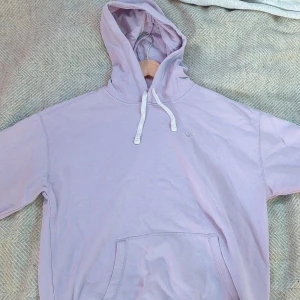 Rosa Hollister hoodie - Ljusrosa Hollister hoodie med liten logga på höger bröst (kolla bild 1).  Pris går att pruta