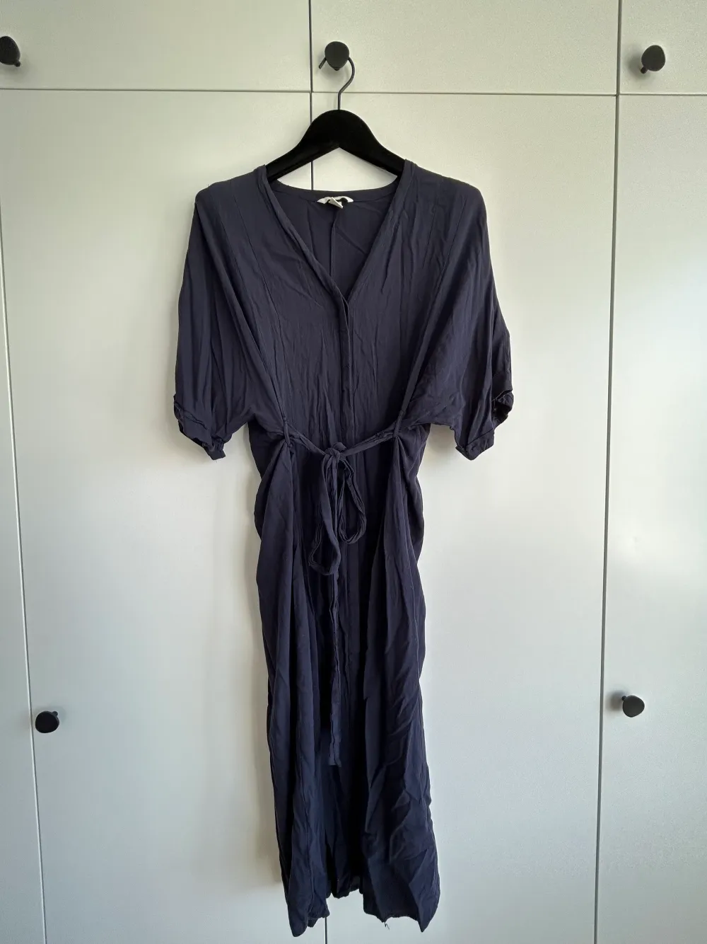 Button up midi dress in navy, with belt. . Klänningar.