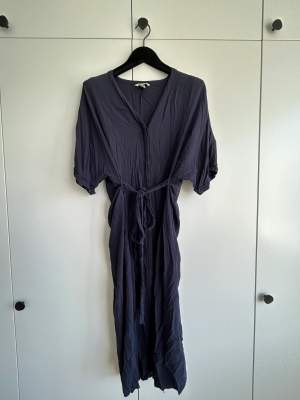 Button up midi dress in navy, with belt. 