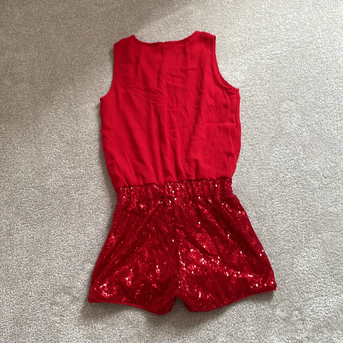 röd jumpsuit som inte oassar längre bara önvönd 2 gånger❤️❤️ - 90