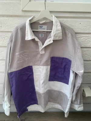 Bershka Tröja - Långärmad Bershka tröja med olika färger i form av tyglappar