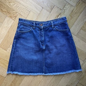 Jeanskjol, Monki - Jeanskjol från Monki. Storlek 38. Säljer då den inte kommer till användning, fint skick! 