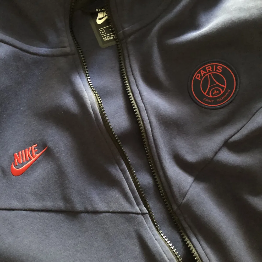Nike x PSG hoodie/fleece i mörk blå färg med röda dekaler. (Går inte att få tag på längre/limited edition) Skick: Nyskick Köpt 2017/18 för 1200 ung och använts 2 gånger sen dess.  Säljer den för att den passar inte längre.. Hoodies.
