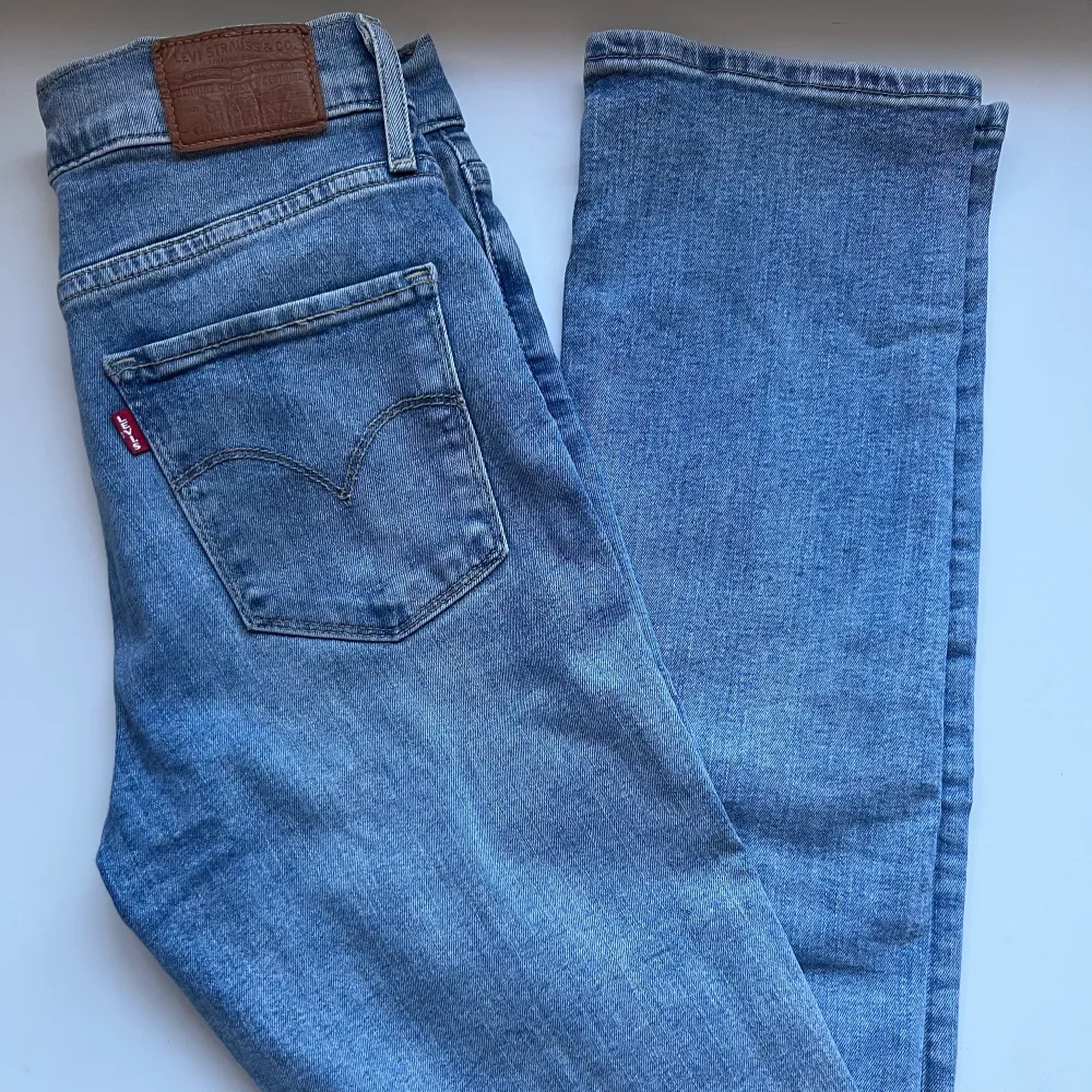 724 High Rise Straight Levi’s jeans strl 26. Är blå, vet inte varför dom ser grå ut i washen på den andra bilden. Bra skick!. Jeans & Byxor.